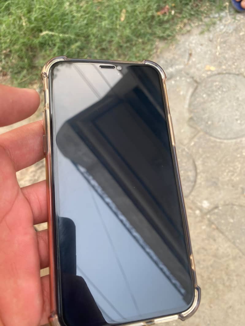 Apple iPhone 11 Pro 4