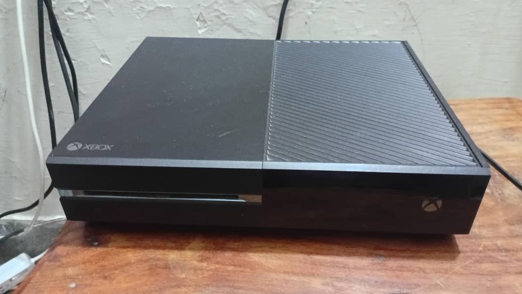 Xbox 1 with controller 0
