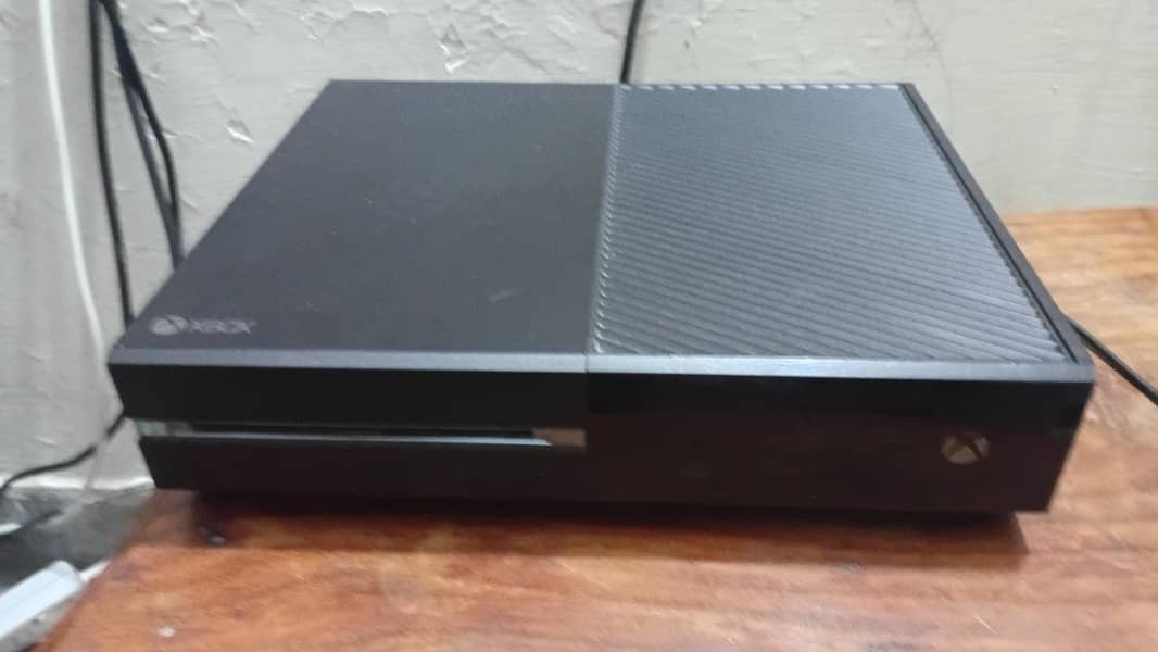 Xbox 1 with controller 1