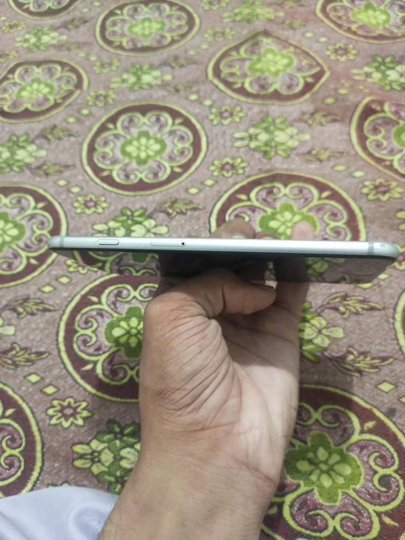 Apple iPhone 6 Plus 4