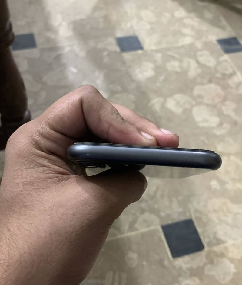 Apple iPhone 11 3