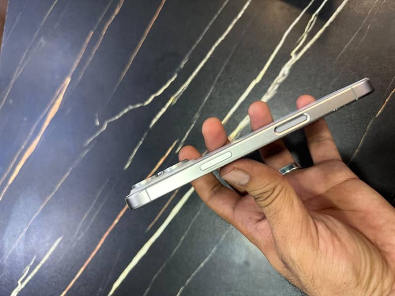 Apple iPhone 16 Pro 2