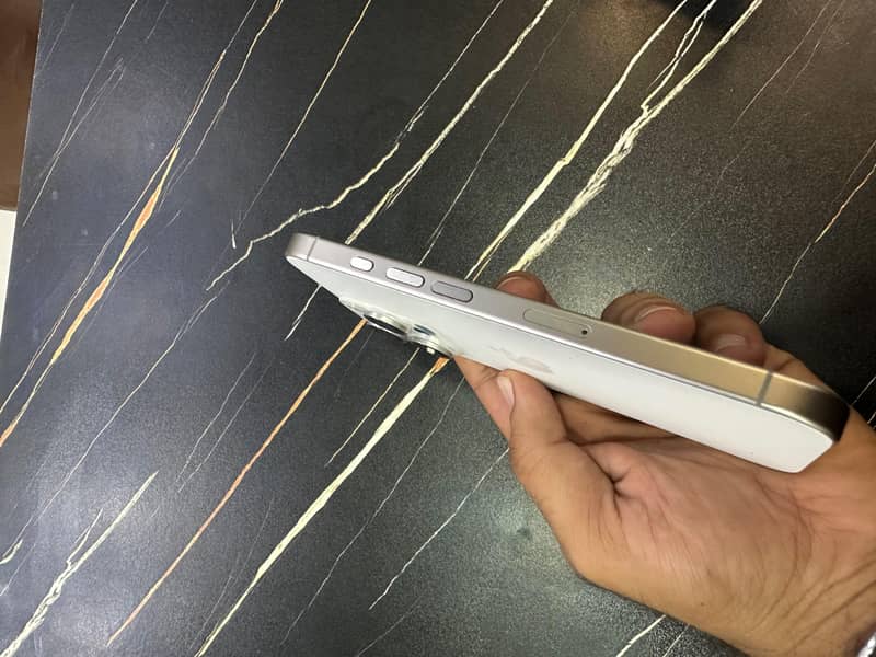 Apple iPhone 16 Pro 4