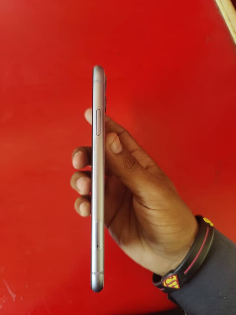 Apple iPhone 11 4