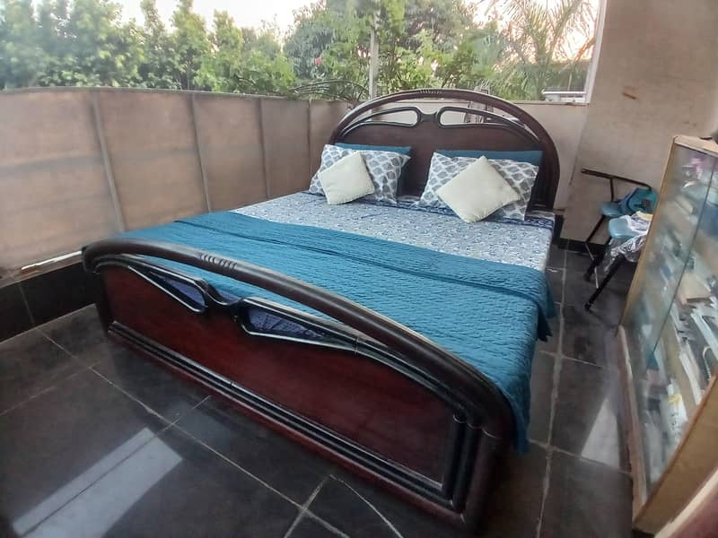 Double Bed with one side table 8