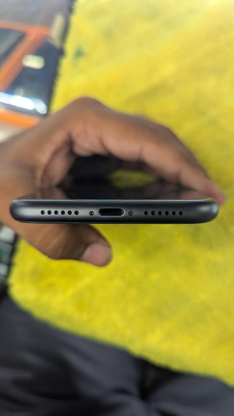 Apple iPhone 11 4