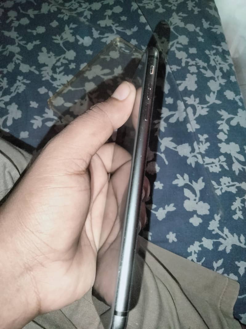 Apple iPhone 8 Plus 4