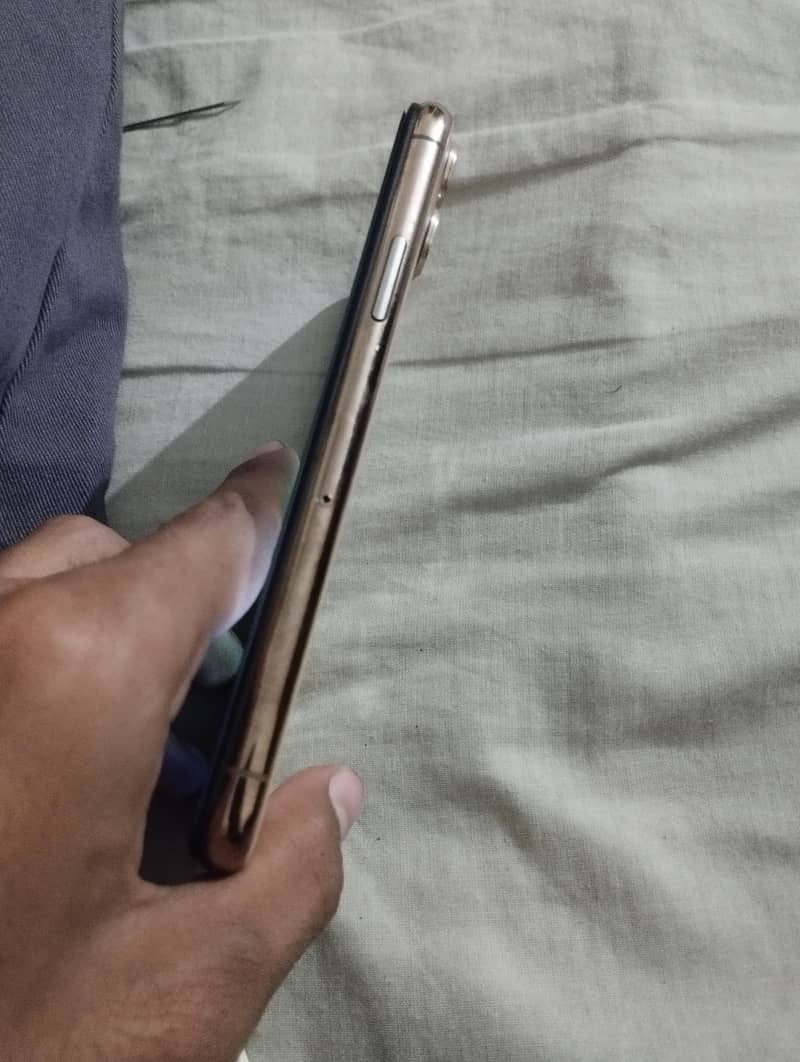 iPhone 11 Pro 4