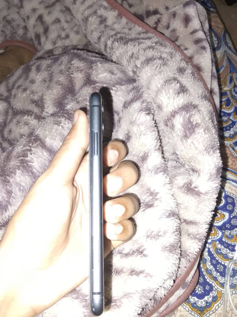 Apple iPhone 11 4