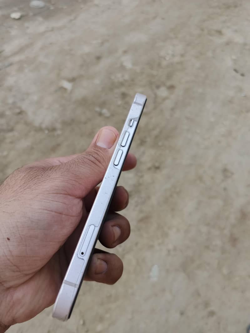 Apple iPhone 13 4
