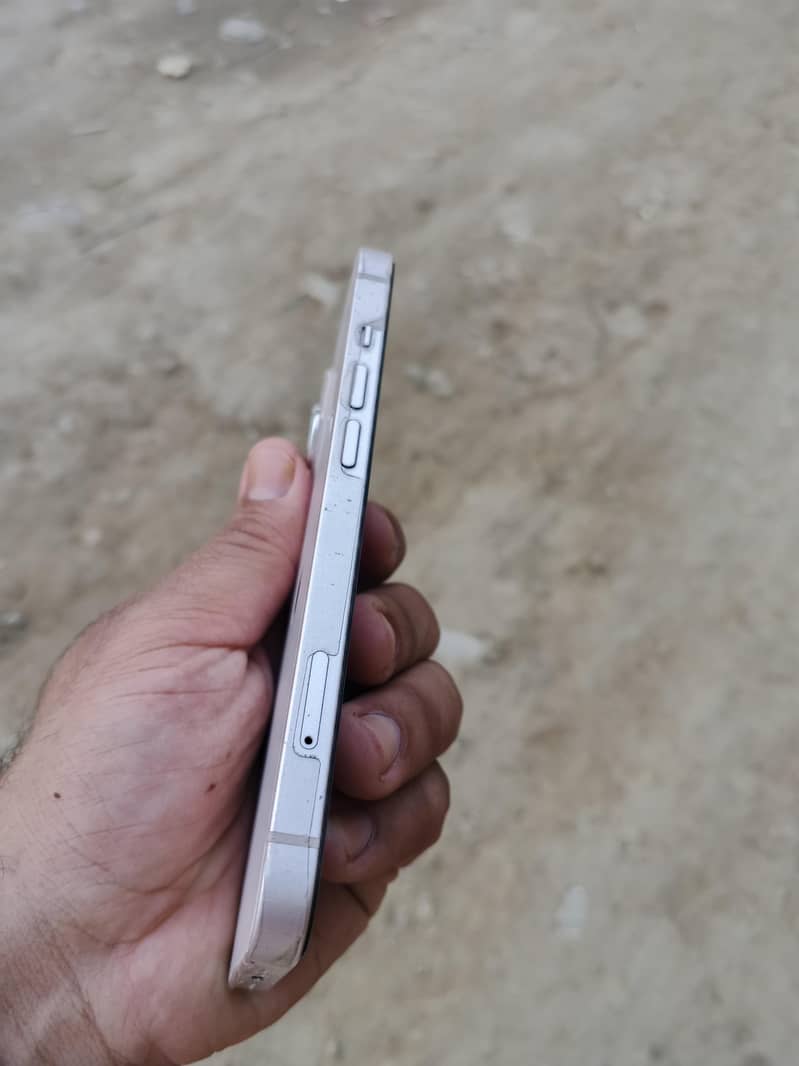 Apple iPhone 13 8