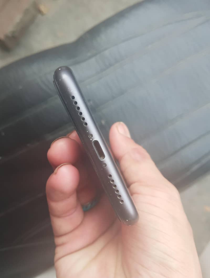 Apple iPhone 11 4