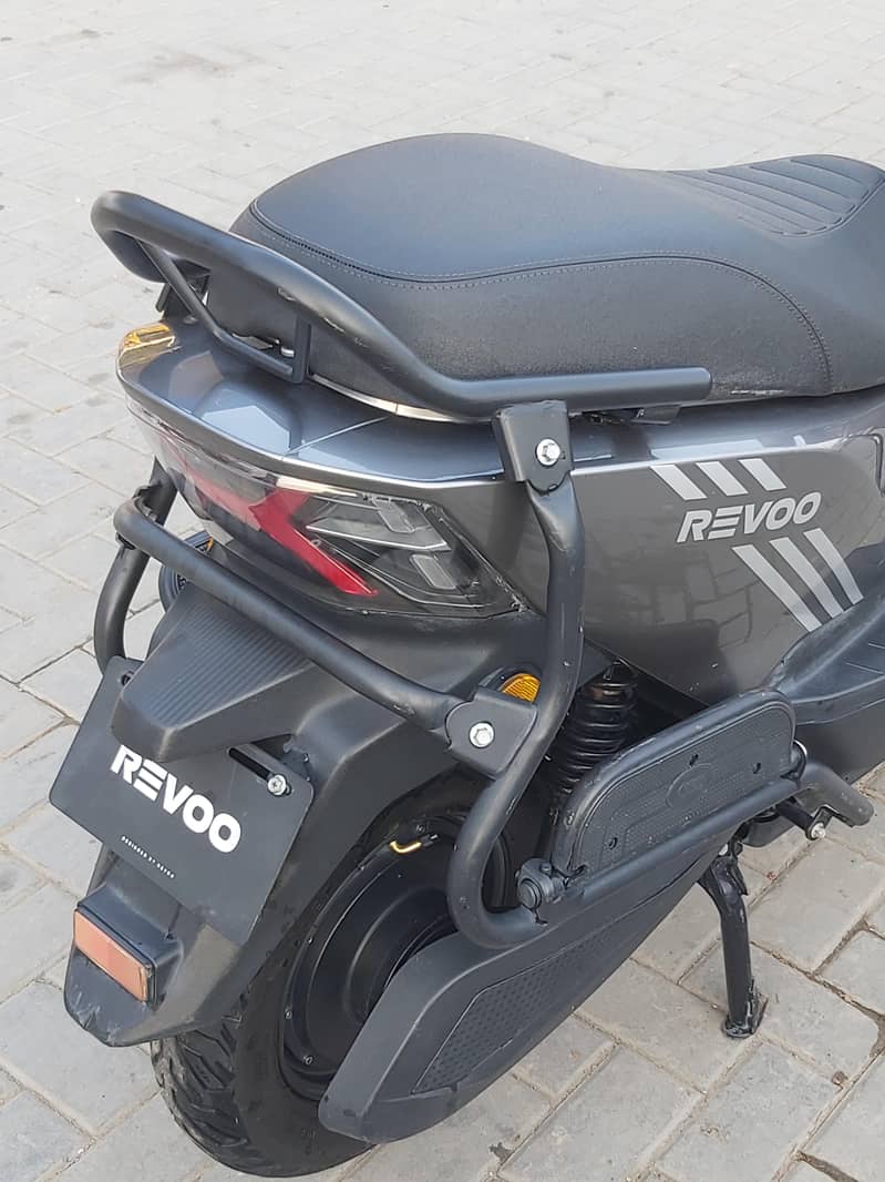 revoo c32 young 3