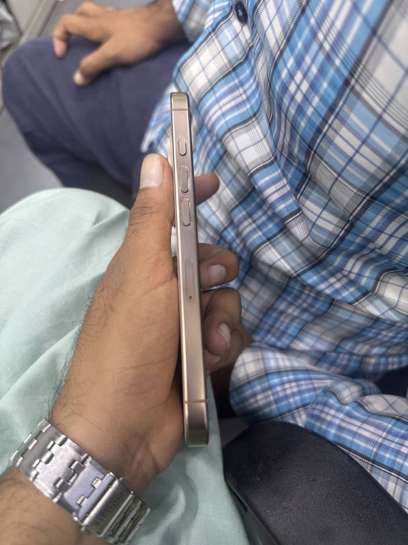 Apple iPhone 16 Pro 1