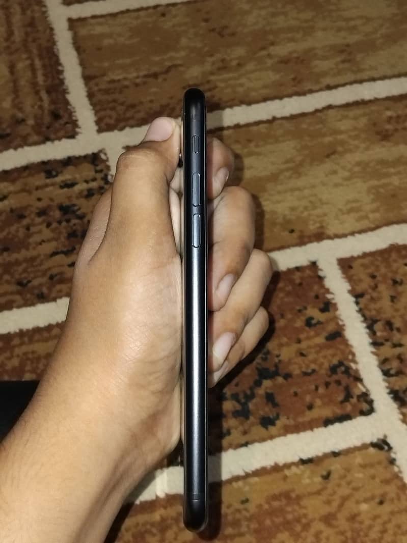 Apple iPhone SE 2 4