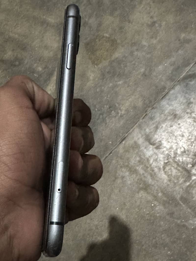 Apple iPhone 11 4