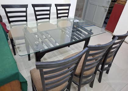 Dinning table with 6 wooden chairs in very good condition