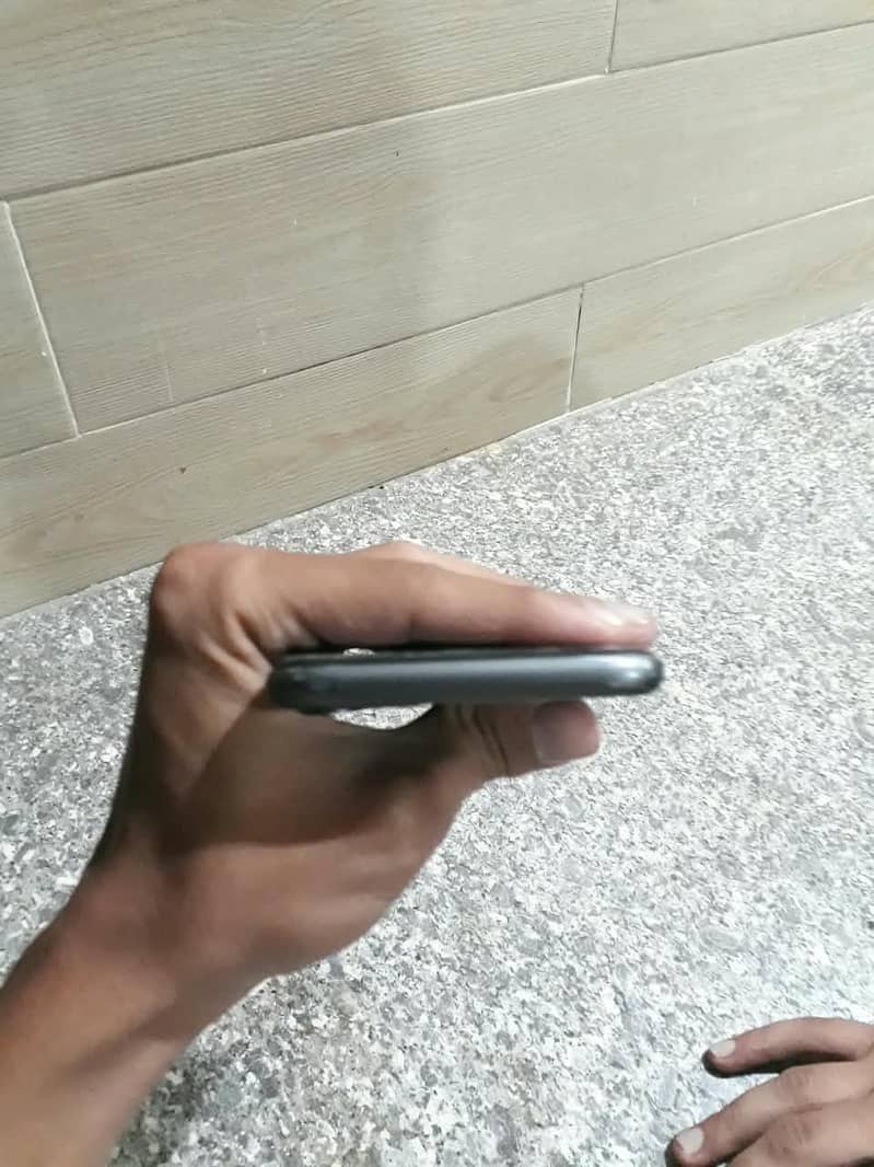 Apple iPhone 11 3