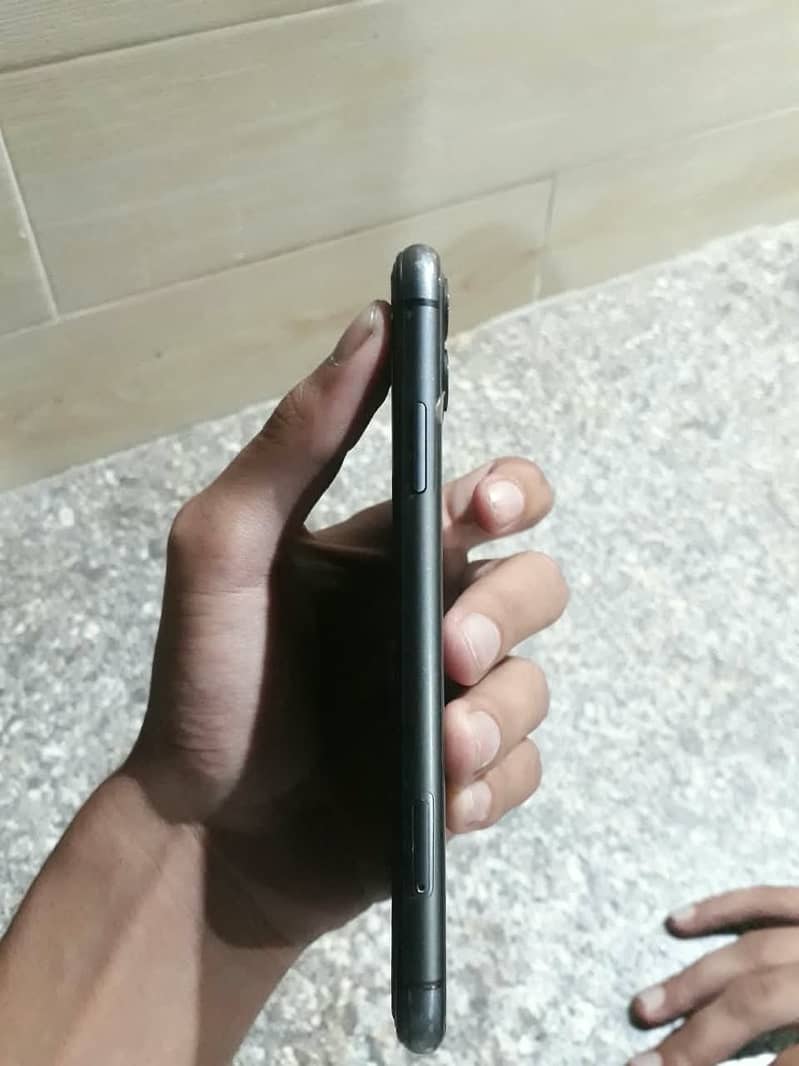 Apple iPhone 11 4