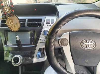 Toyota Prius Alpha 2012