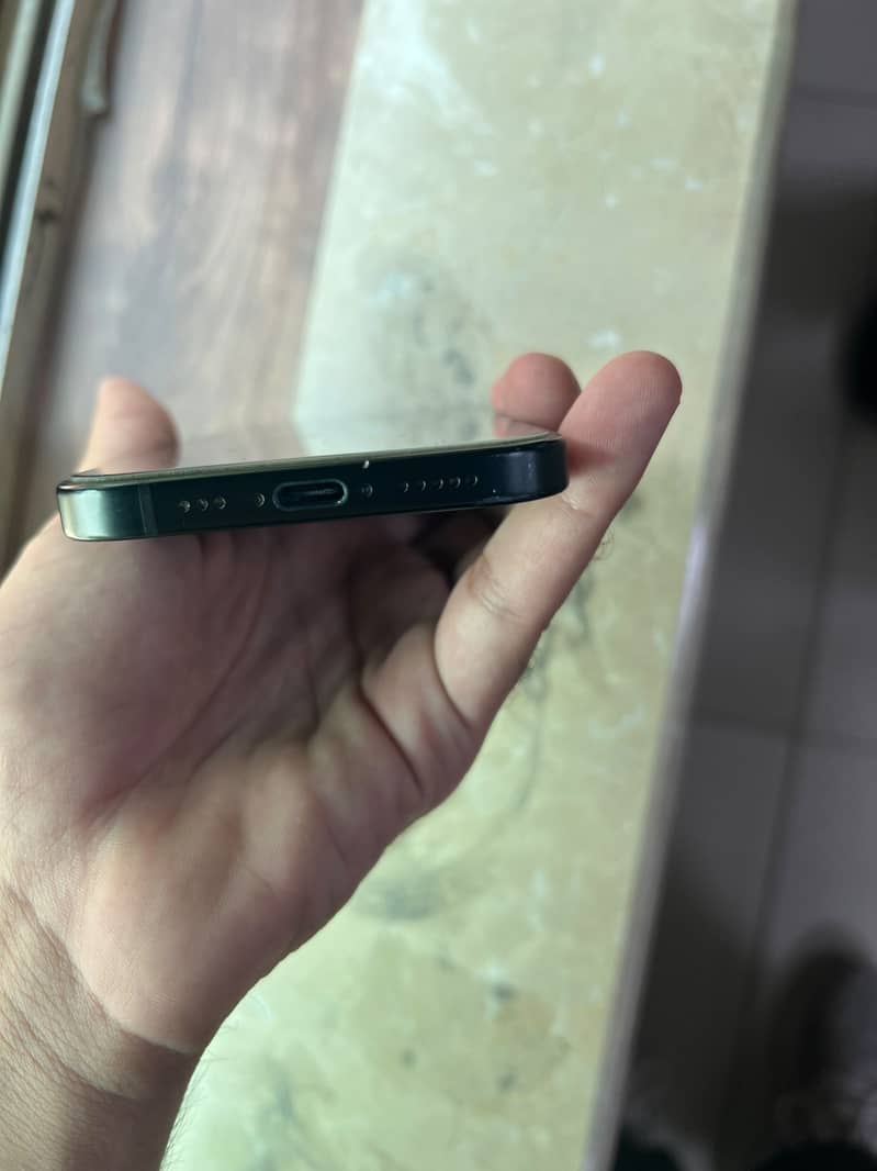 Apple iPhone 15 4