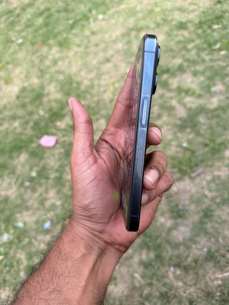 Apple iPhone 15 Pro 3