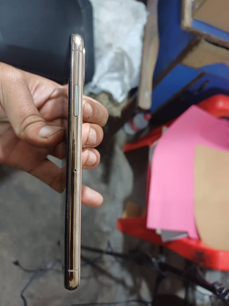 Apple iPhone XS 5