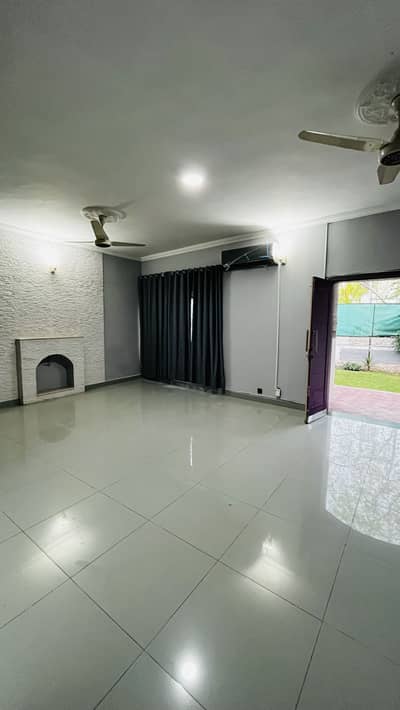 LUXURY 1 KANAL FULL HOUSE FOR RENT
