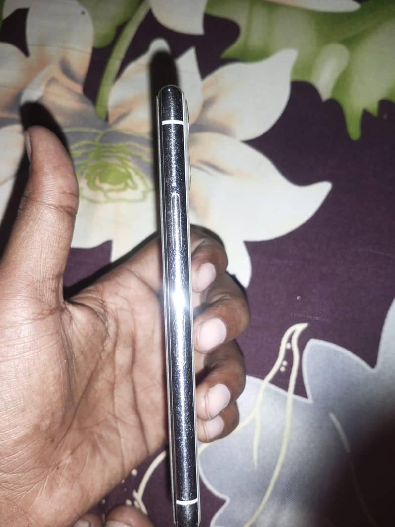 Apple iPhone 11 Pro 4