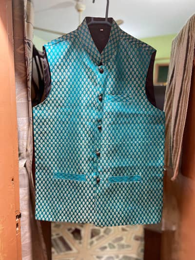 men wescoat 1 time used only 10/10 condition no damage large size. .