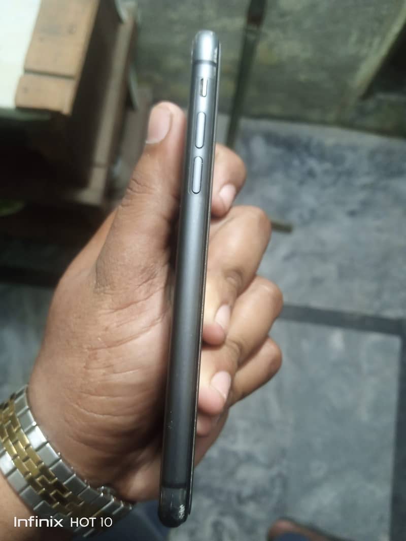 Apple iPhone 11 4