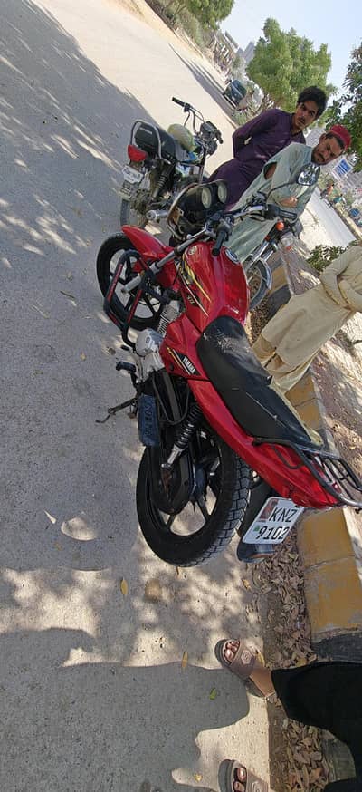 Yamaha YB 125Z-DX features a 124 cc (124 cm³