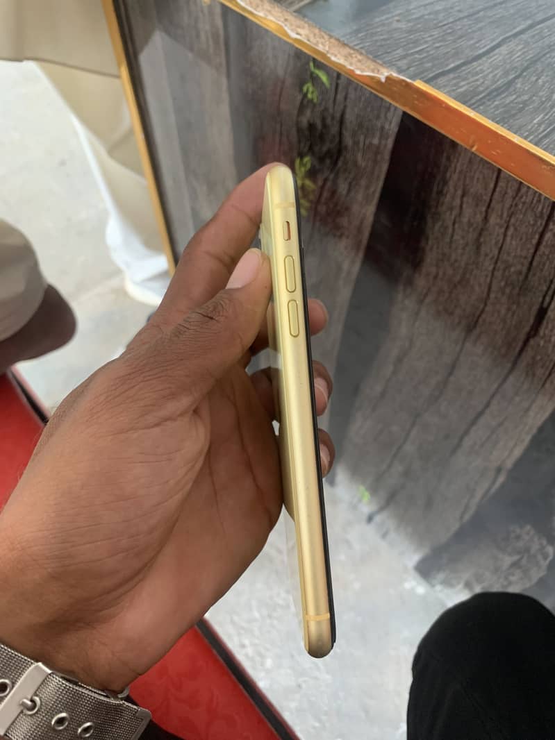 Apple iPhone 11 3