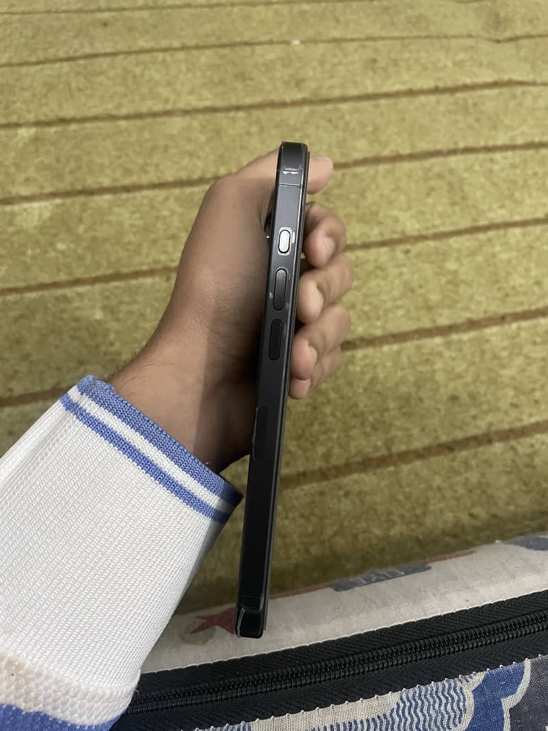 Apple iPhone 15 Pro 4