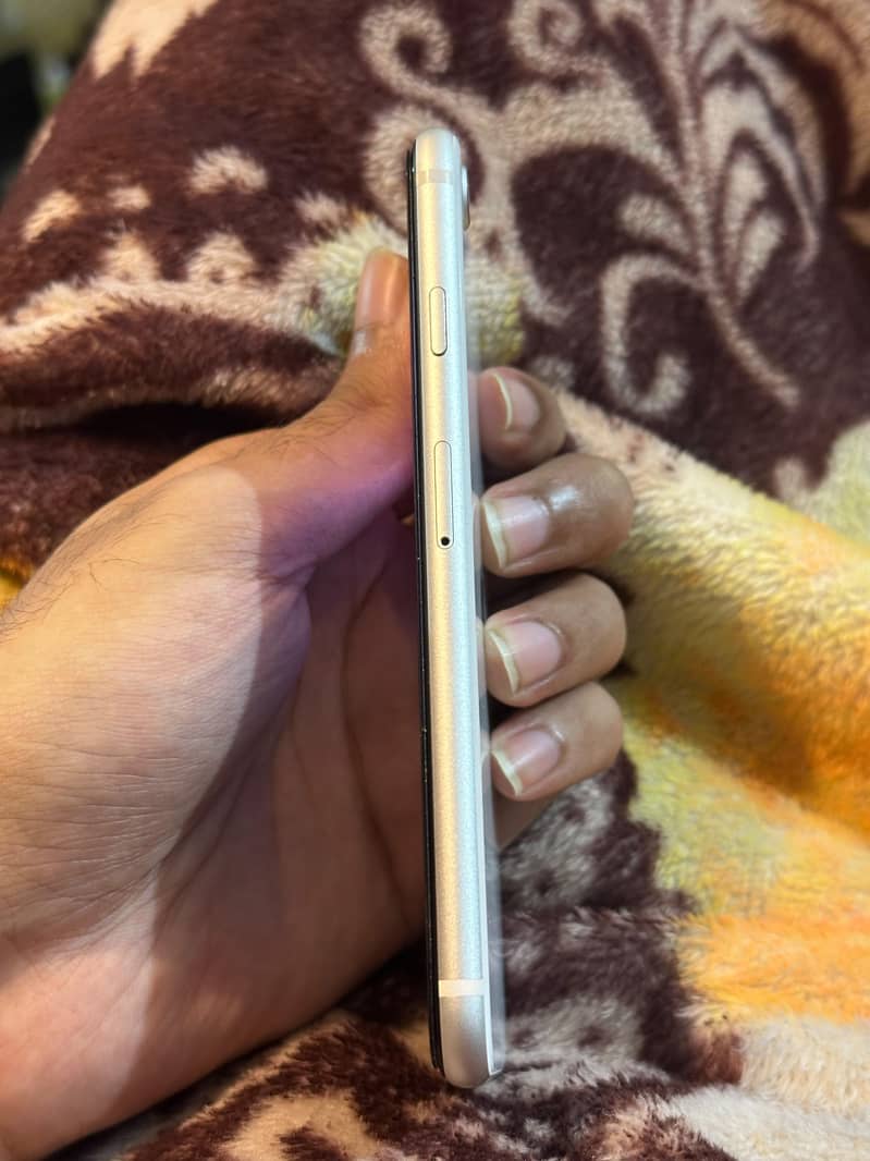 iPhone SE 2 4