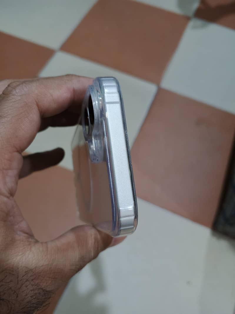 Apple iPhone 16 3