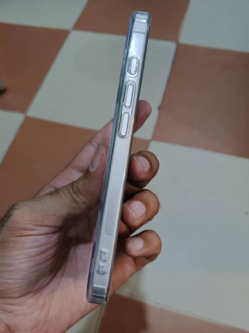 Apple iPhone 16 5