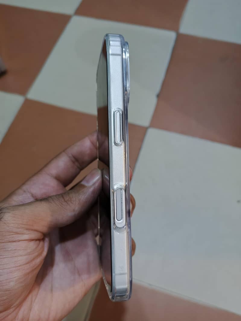 Apple iPhone 16 6