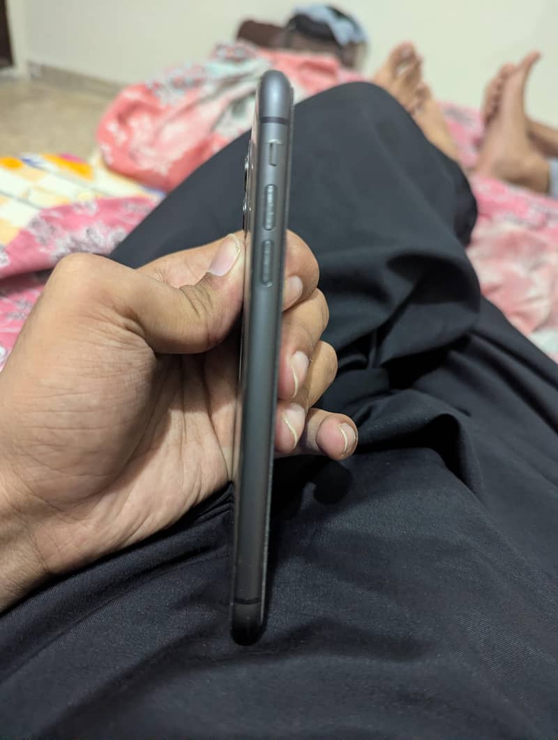 Apple iPhone 11 4