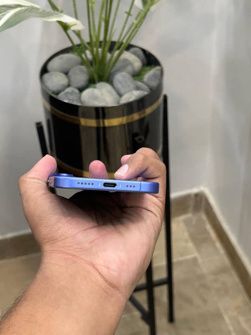 Apple iPhone 16 3