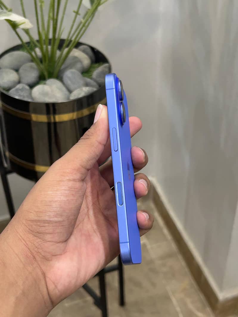 Apple iPhone 16 4