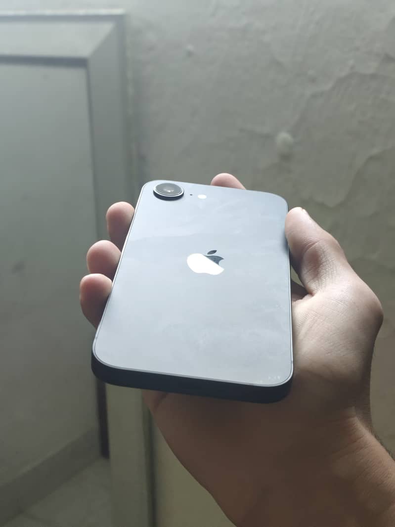 Apple iPhone 16e 0