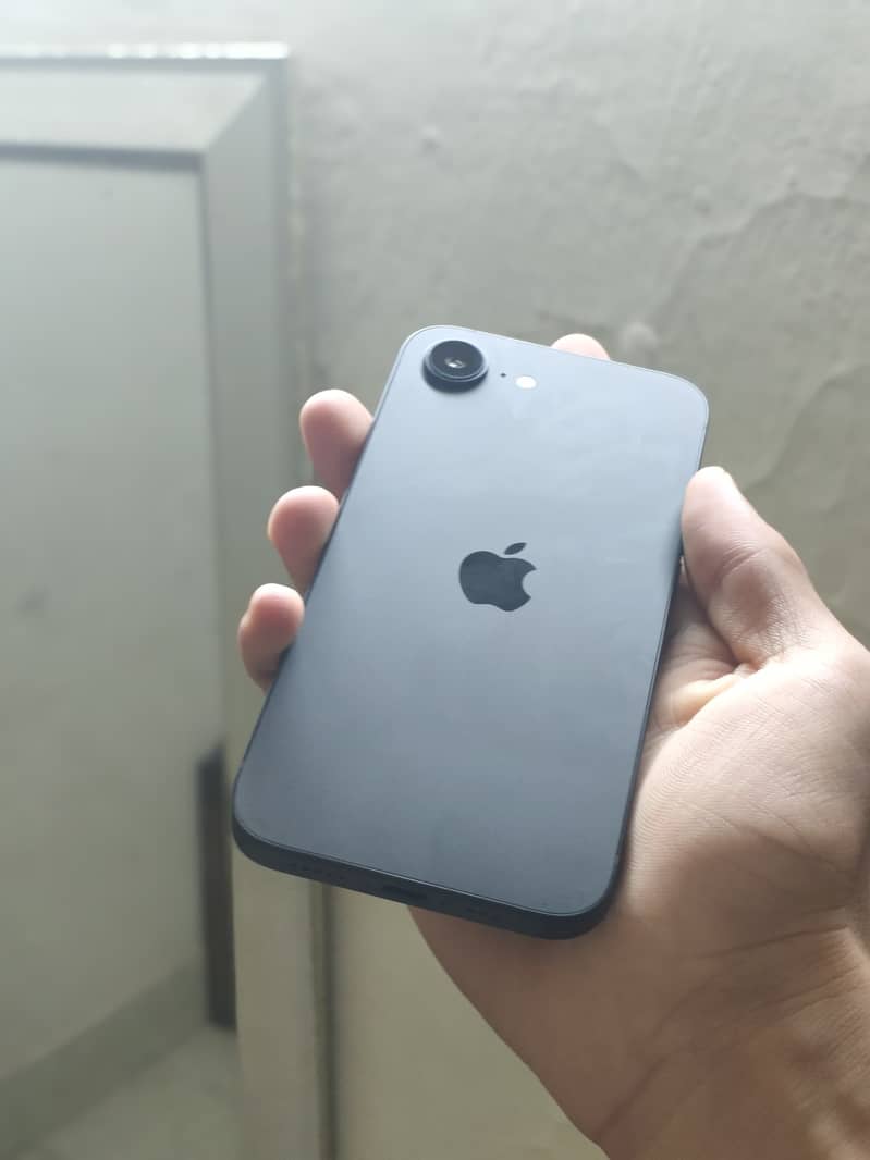 Apple iPhone 16e 1