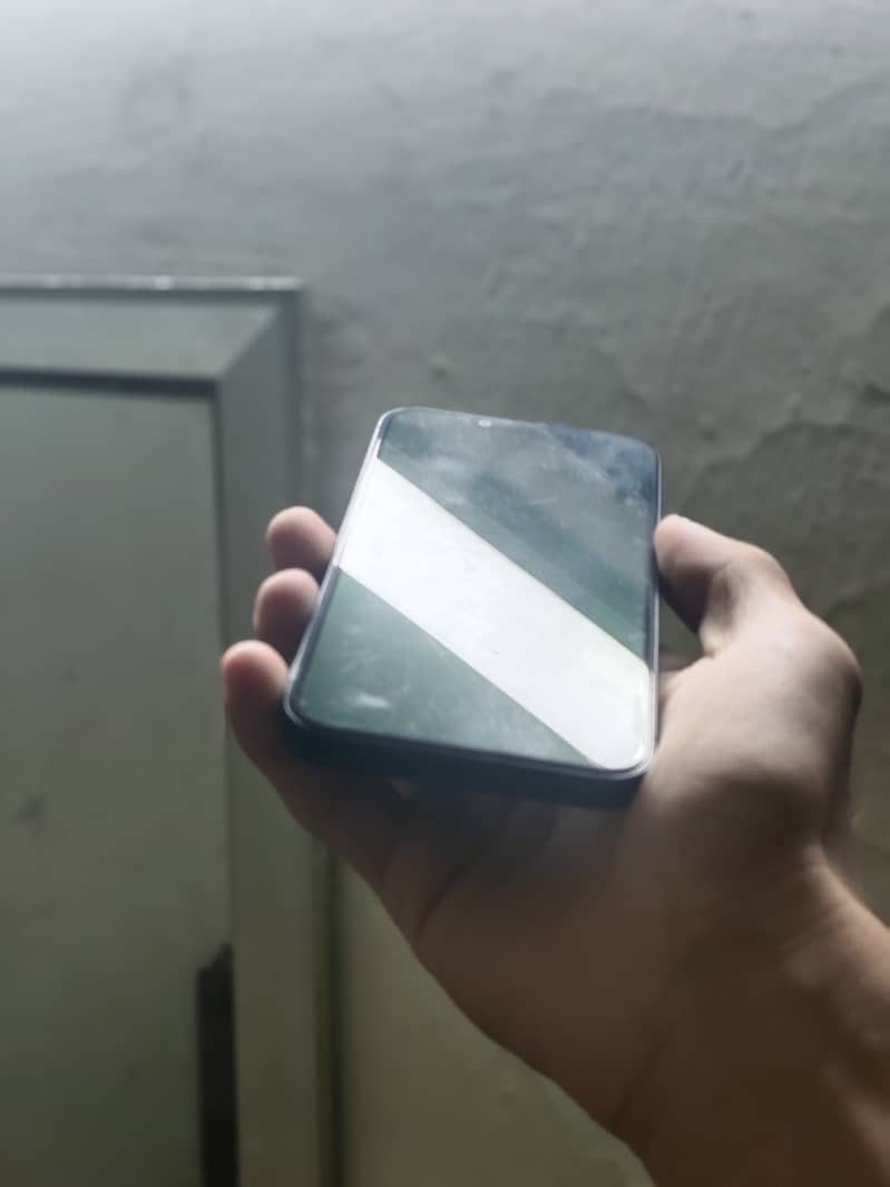 Apple iPhone 16e 2