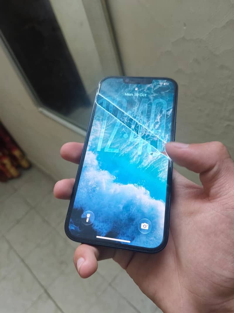 Apple iPhone 16e 3