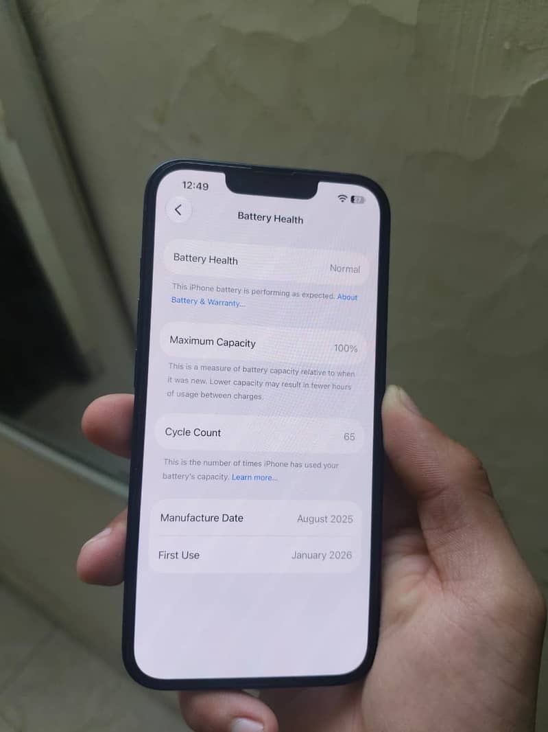 Apple iPhone 16e 4