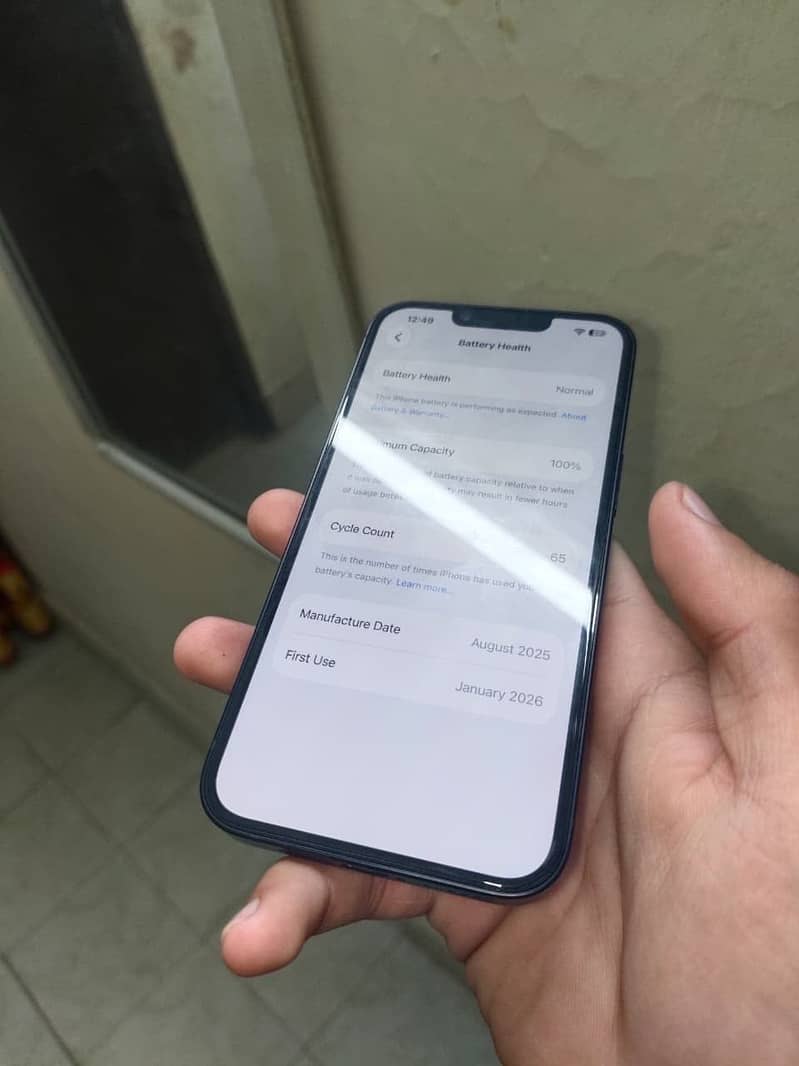 Apple iPhone 16e 5