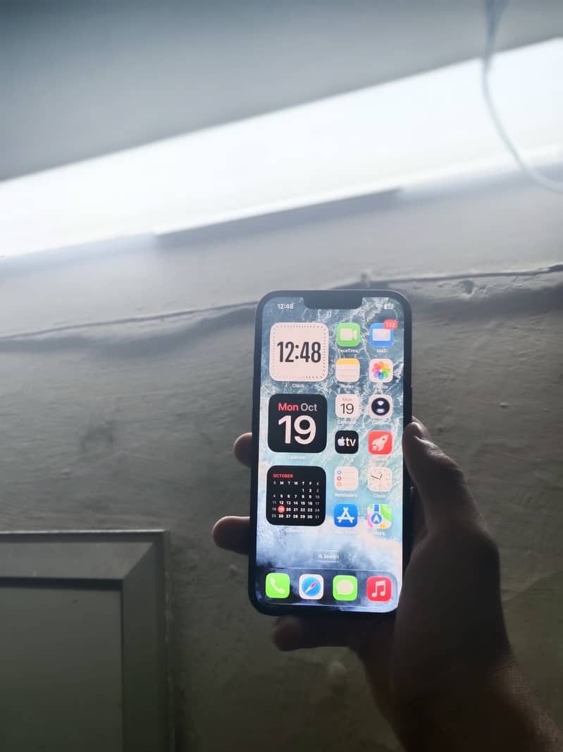 Apple iPhone 16e 6