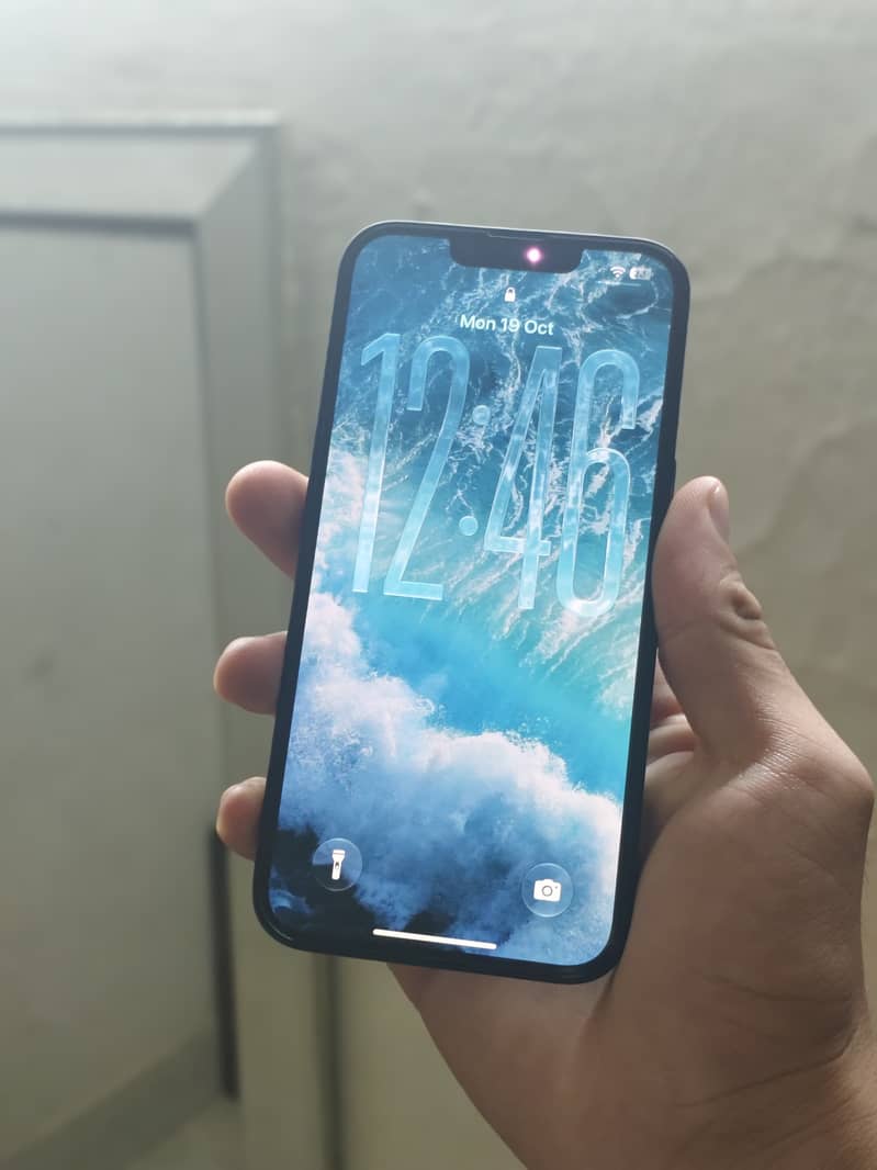Apple iPhone 16e 7