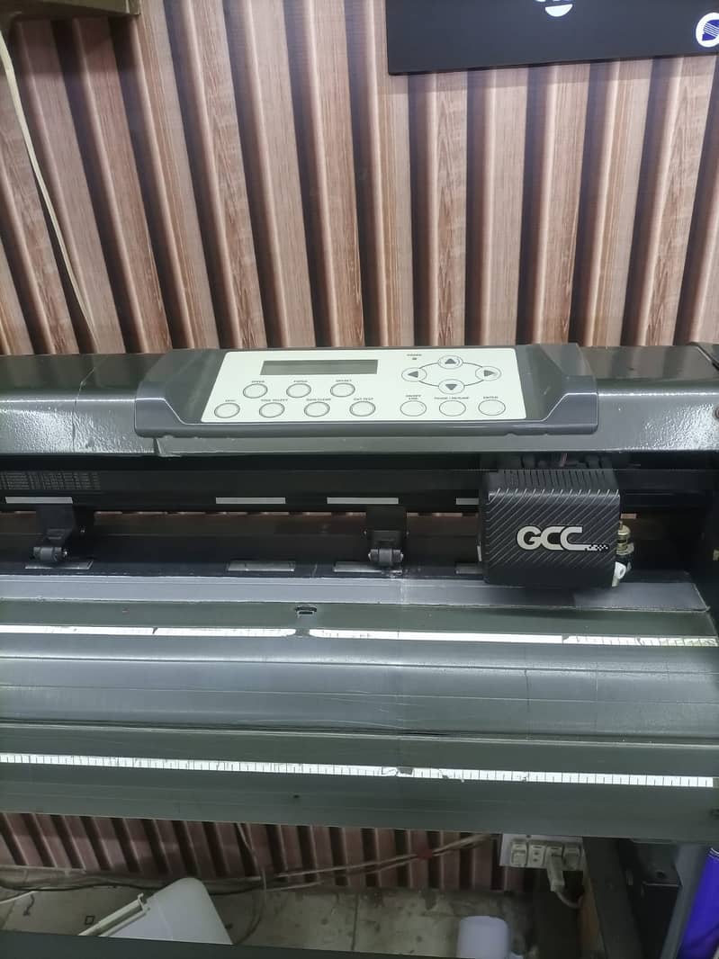 GCC  Jaguar 4 Cutting Plotter 1
